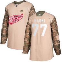 Youth Adidas Detroit Red Wings Oliwer Kaski Camo Veterans Day Practice Jersey - Authentic